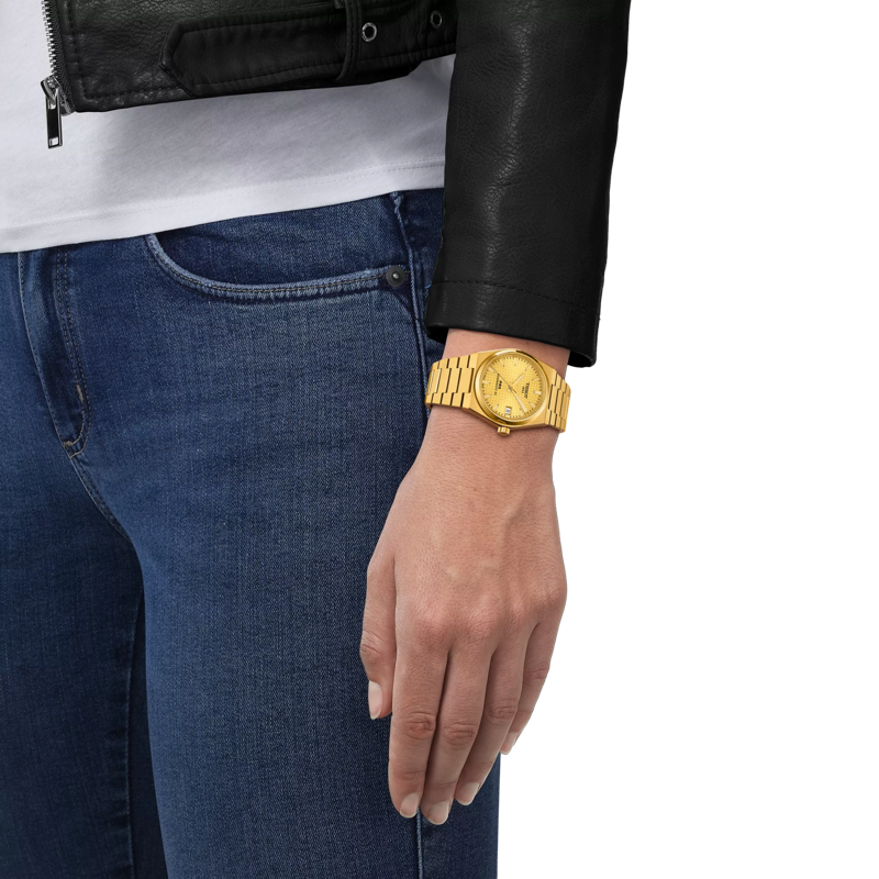 Simulation of the watch Tissot PRX 系列自動款35mm on a wrist