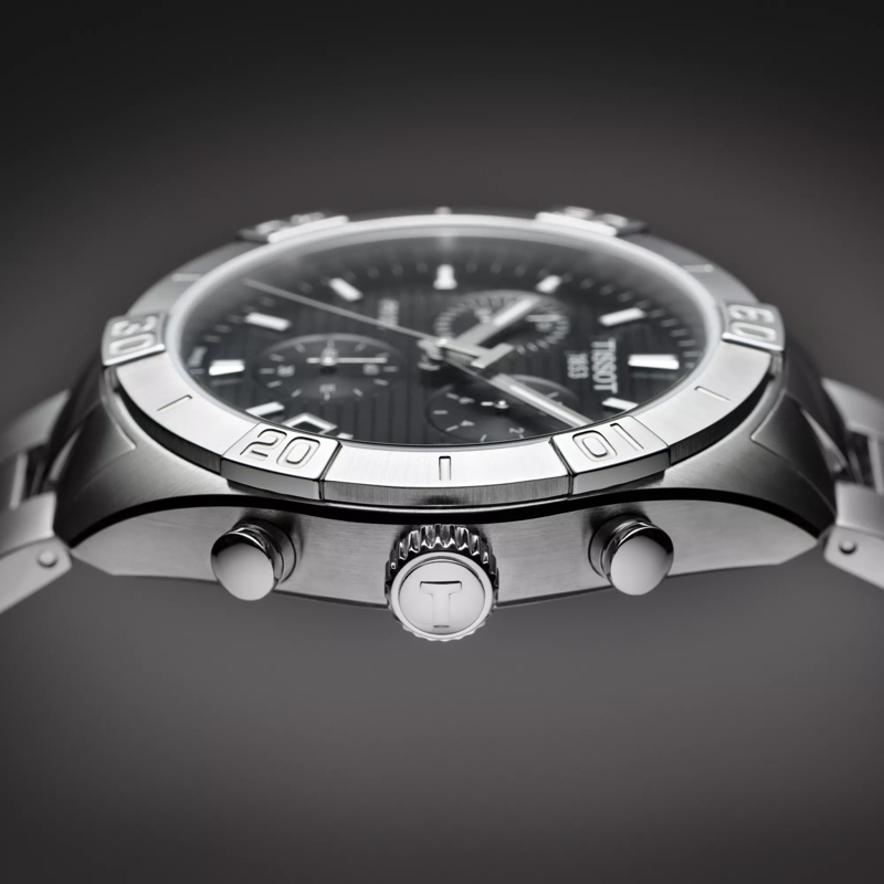 Tissot PR 100 Sport Gent Chronograph montre sur fond coloré