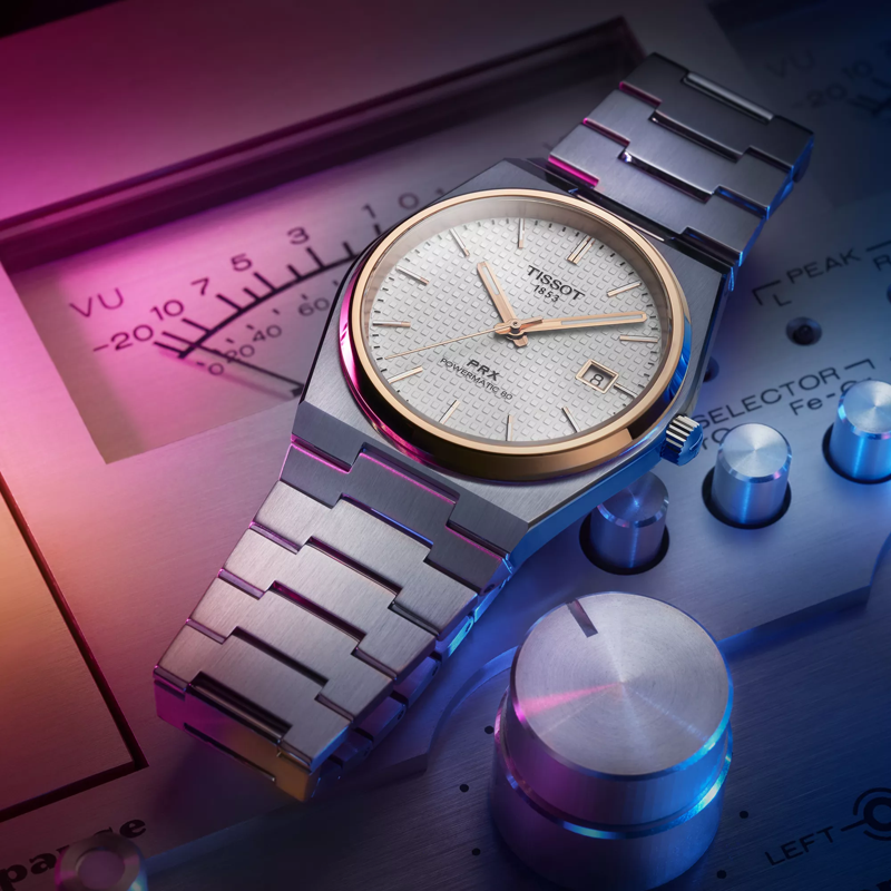 Tissot PRX Powermatic 80 40mm reloj en un fondo de color
