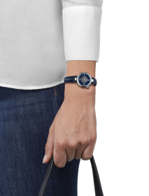 Darstellung der Uhr Tissot Desir am Handgelenk