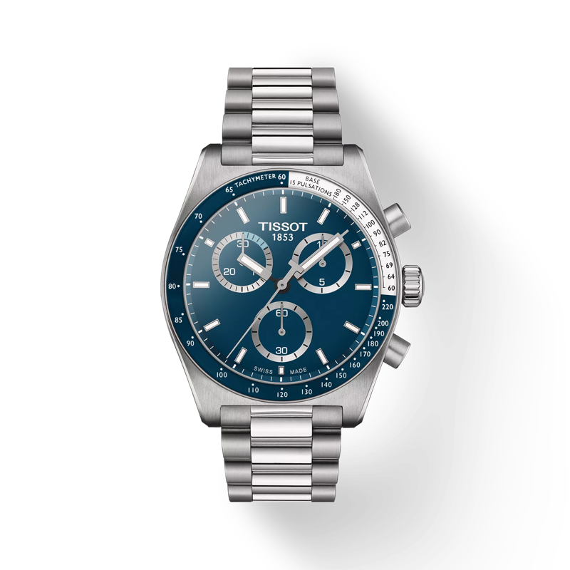 Vista frontal del reloj Tissot PR516 Chronograph con sombra