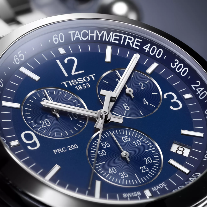 Tissot PRC 200 Chronograph montre sur fond coloré
