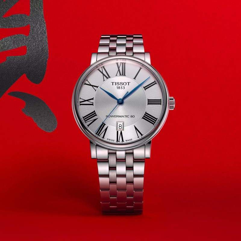 Tissot Carson Premium Powermatic 80 montre sur fond coloré