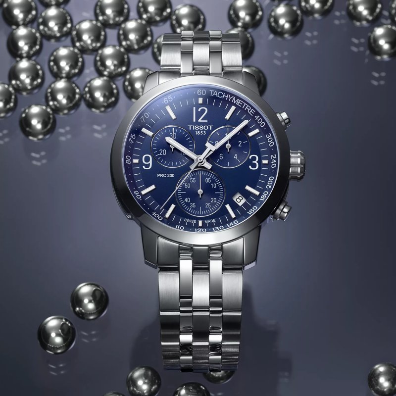 Tissot PRC 200 Chronograph montre sur fond coloré