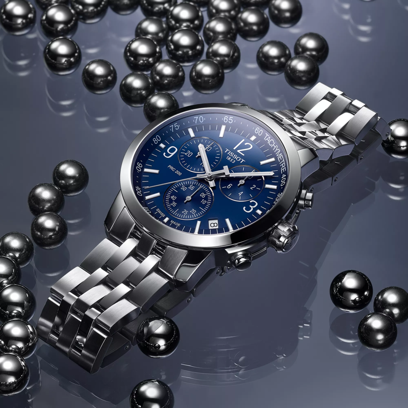 Tissot PRC 200 Chronograph montre sur fond coloré