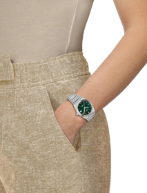 Simulation of the watch Tissot PRX 系列自動款35mm on a wrist