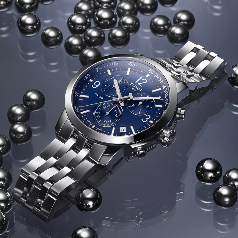 Tissot PRC 200 Chronograph montre sur fond coloré