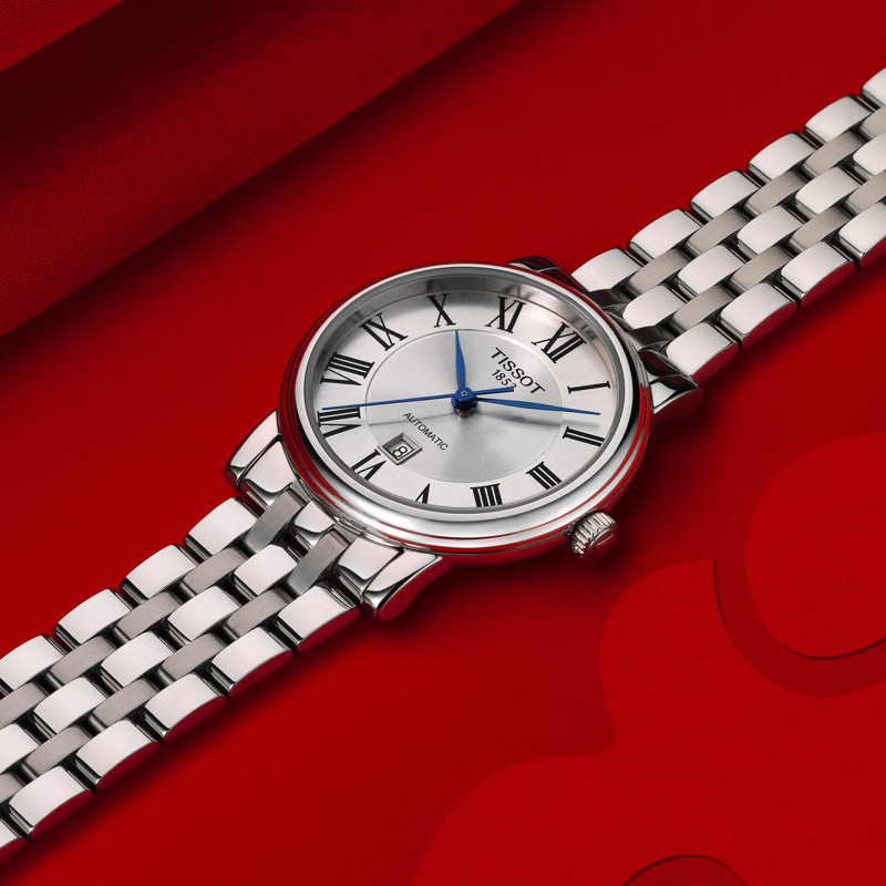 Tissot Carson Premium Automatic lady montre sur fond coloré