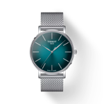 Vista frontal del reloj Tissot Everytime 40mm con sombra