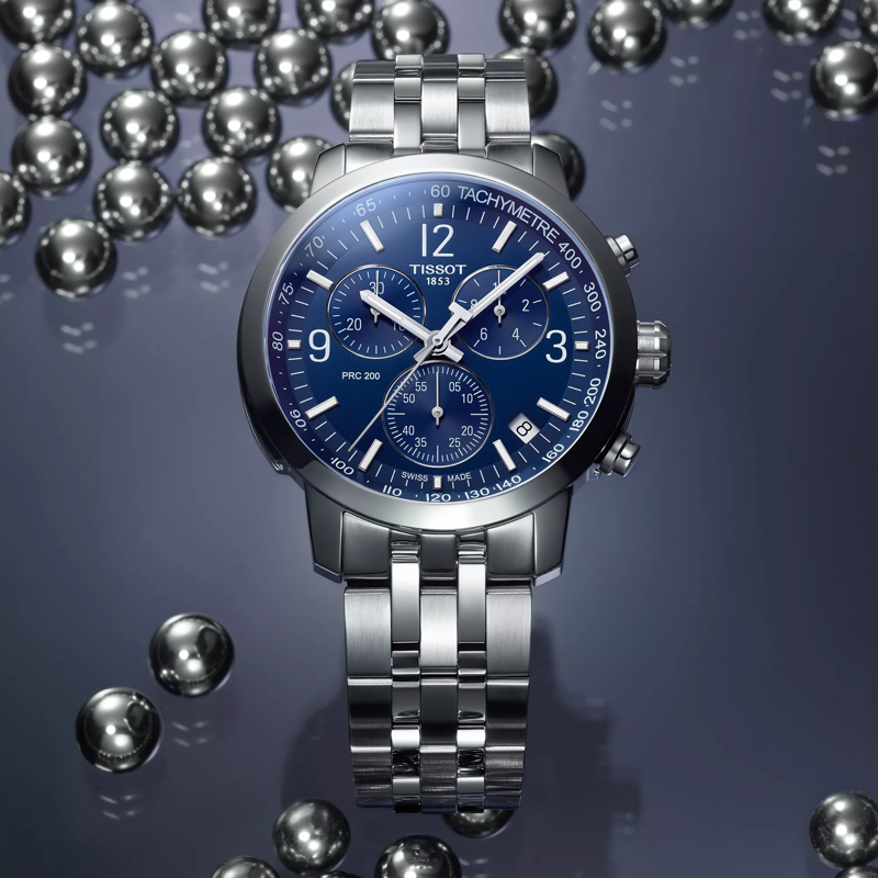 Tissot PRC 200 Chronograph montre sur fond coloré